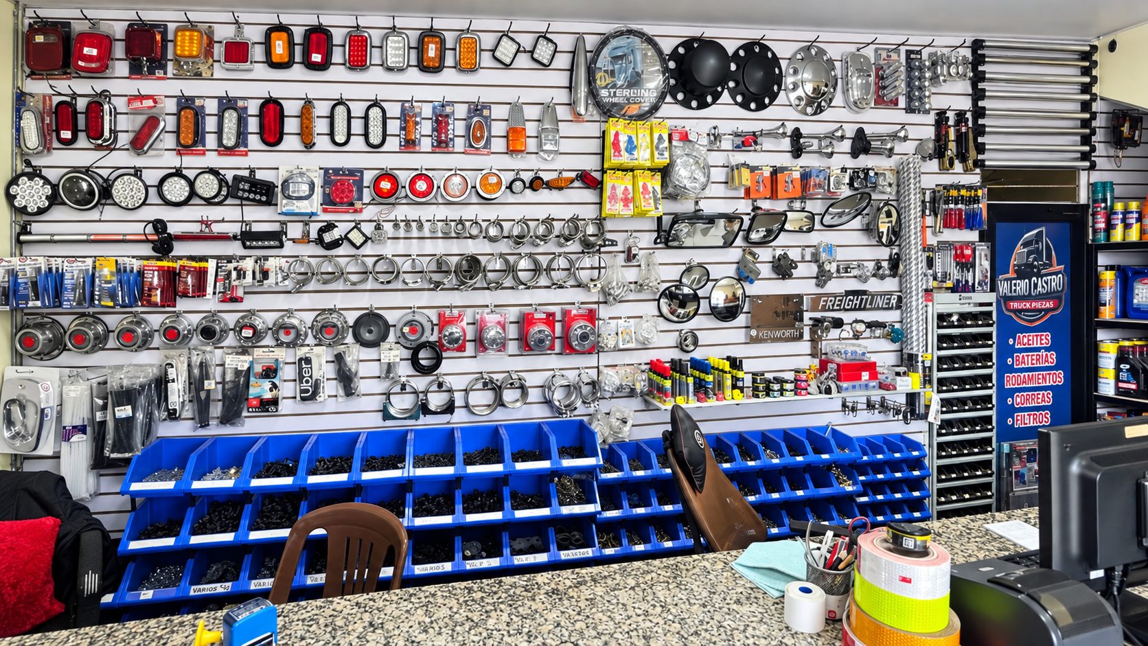 Vista del interior de Valerio Castro Truck Piezas, con repuestos y accesorios para camiones